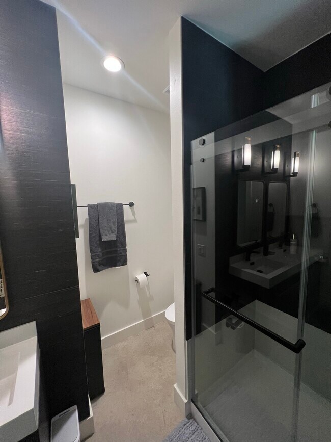 Building Photo - 3003 Birdwood Cir