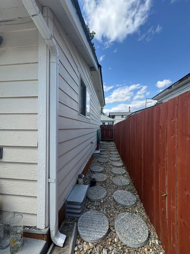 Building Photo - Updated 3 Bed/ 2 Bath Rental