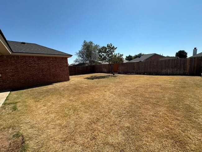 Building Photo - Gorgeous 3-bedroom minutes from 82nd & Uni...