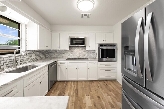 Building Photo - Modern Details and Interiors to a sought-a...