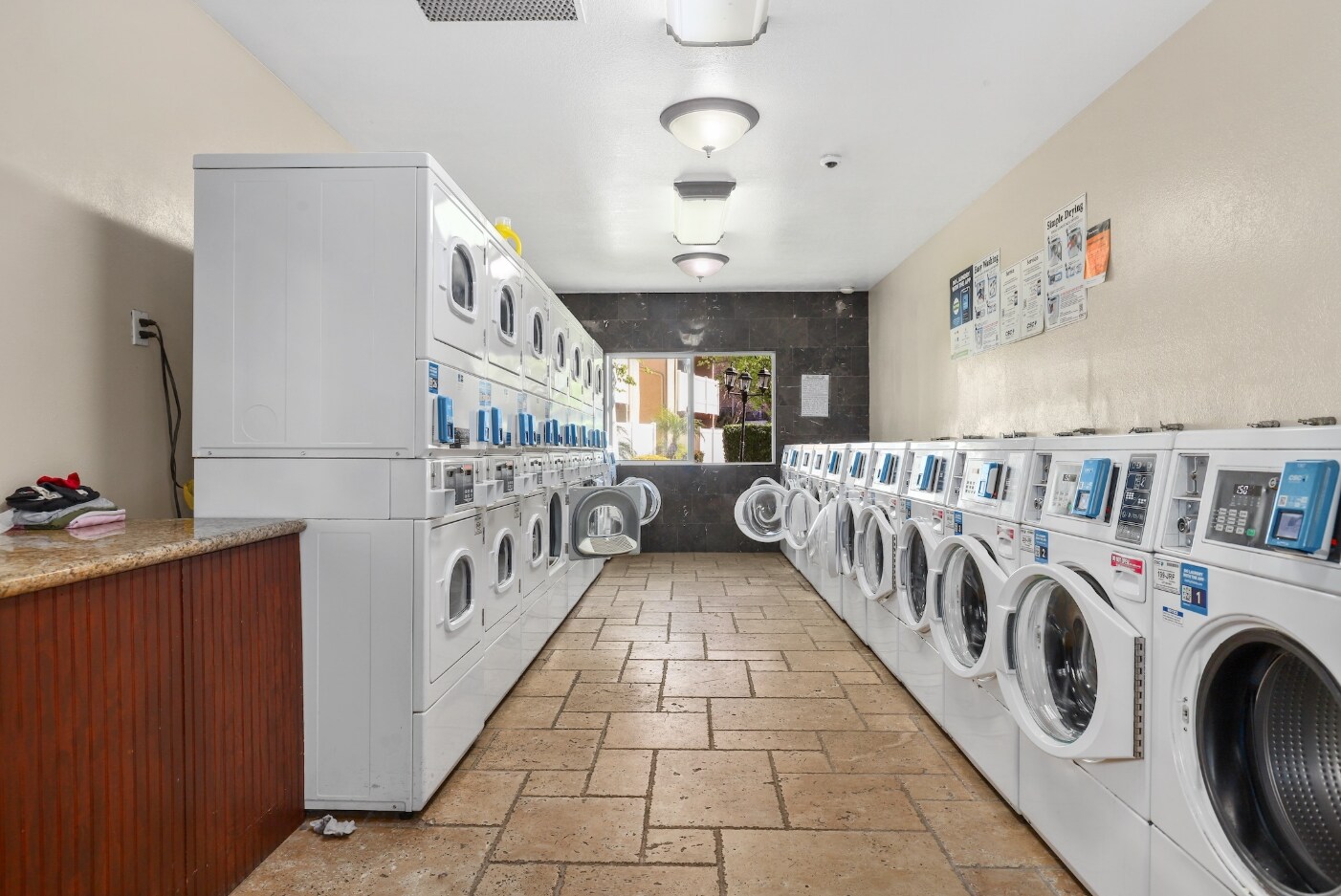 Building Photo - 10331 Lindley Ave