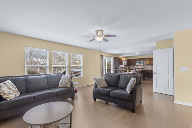 Building Photo - 430 Rockcrest Way