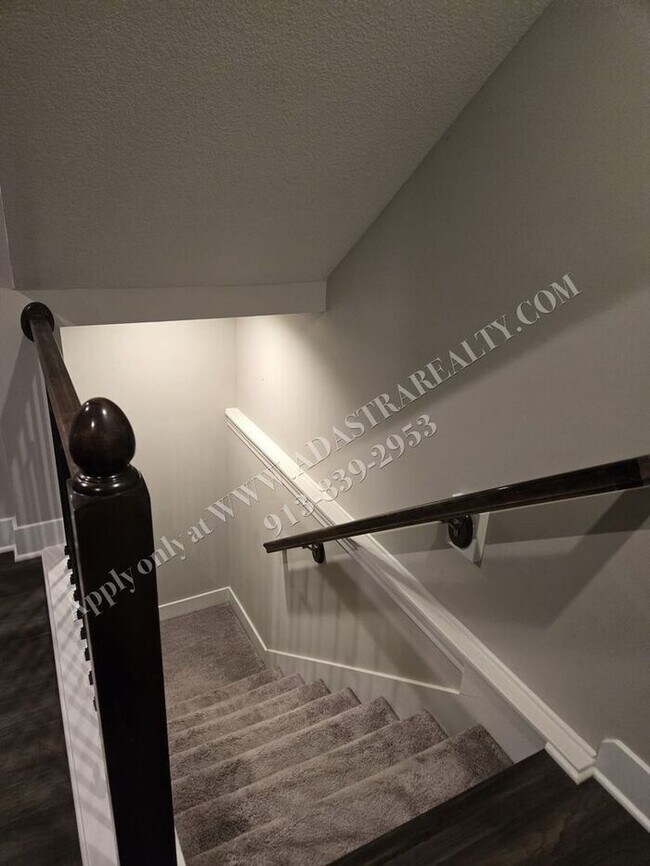 Building Photo - Beautiful Like New Townhome in De Soto-Available NOW!!