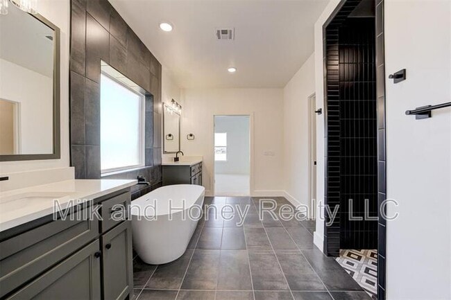 Building Photo - 1007 River View Dr