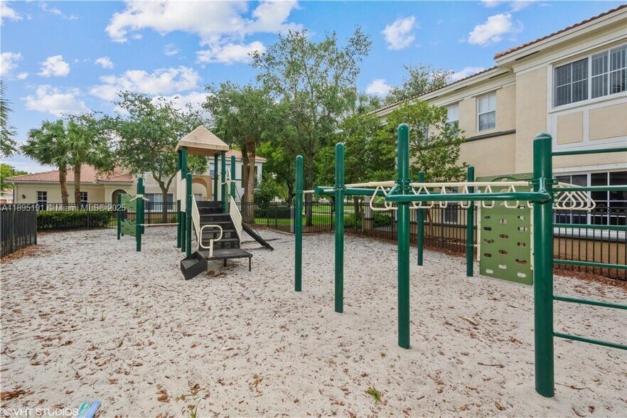 Building Photo - 2439 Centergate Dr