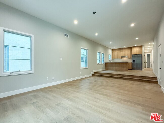 Building Photo - 150 N Arnaz Dr