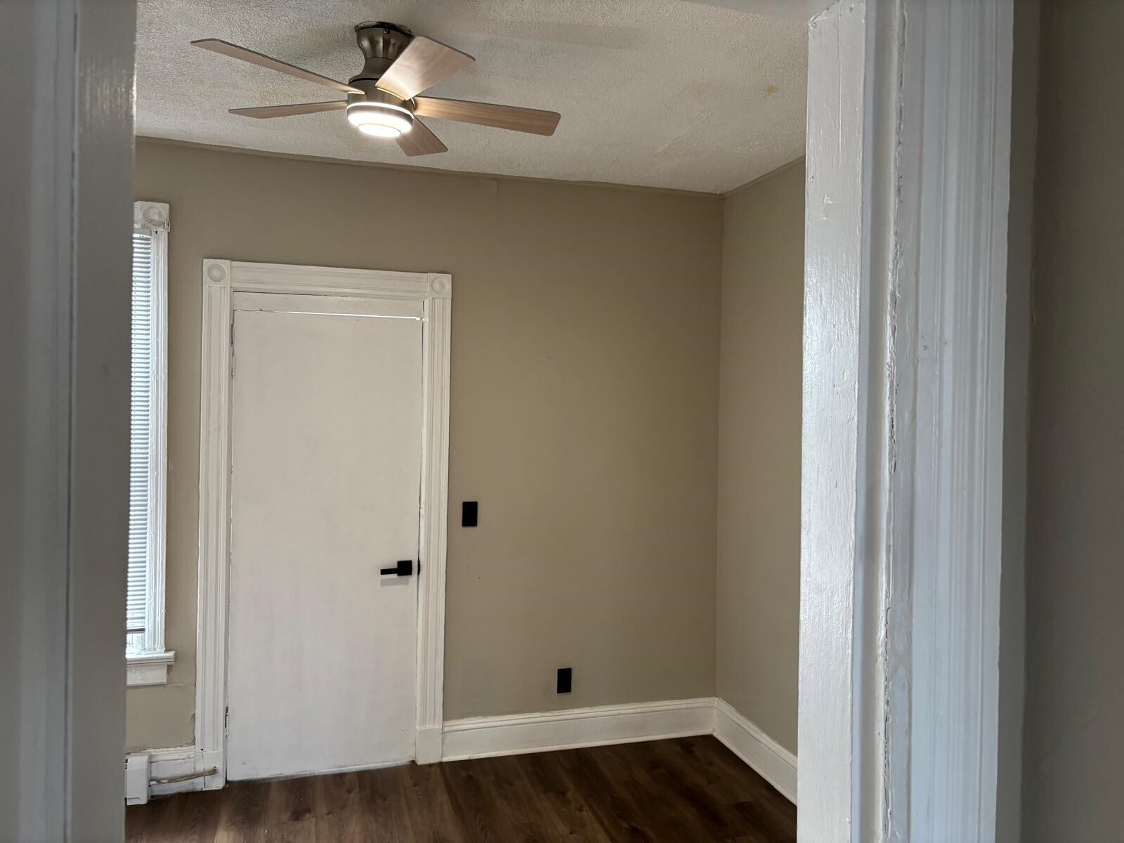 Building Photo - 633 Main St