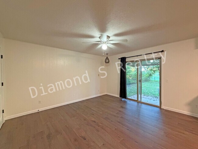 Building Photo - Spacious 3 Bedroom Home in South Springfield!