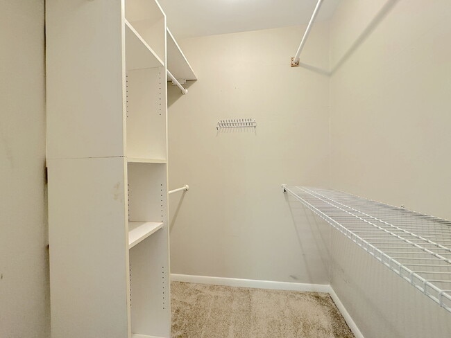 Building Photo - Charming Reston Townhome in a Prime Location