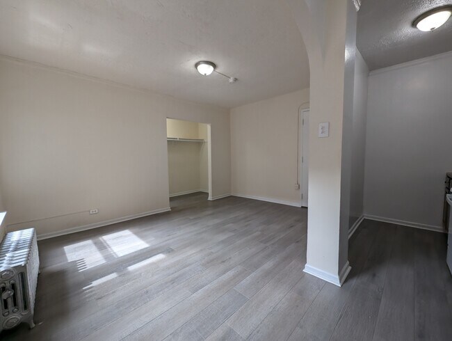 Building Photo - 5417 N Kenmore Ave
