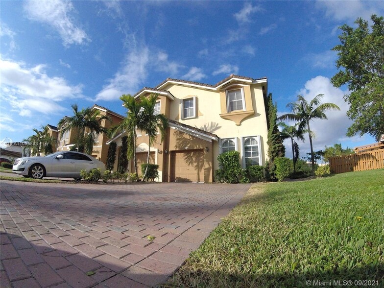 Building Photo - 990 NW 99th Ct