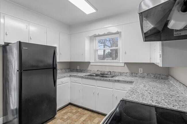 Building Photo - SW, Large Brick Two Bedroom PLUS Two Sun-Rooms, Hardwoods, LR & Separate DR, Fire Place!