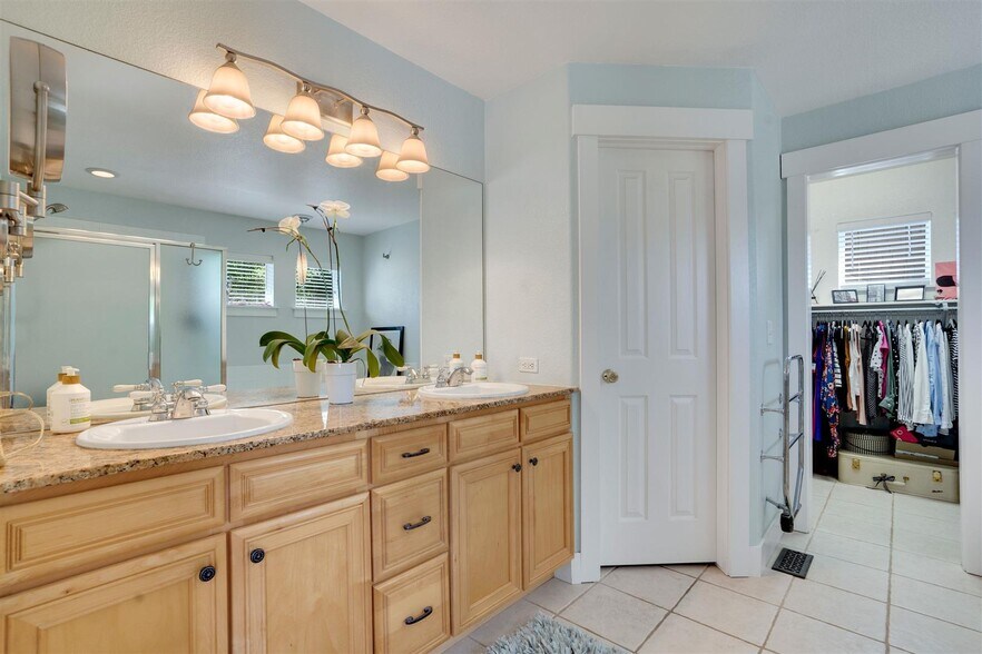 Dual vanities and stone counters - 4144 Lost Canyon Drive