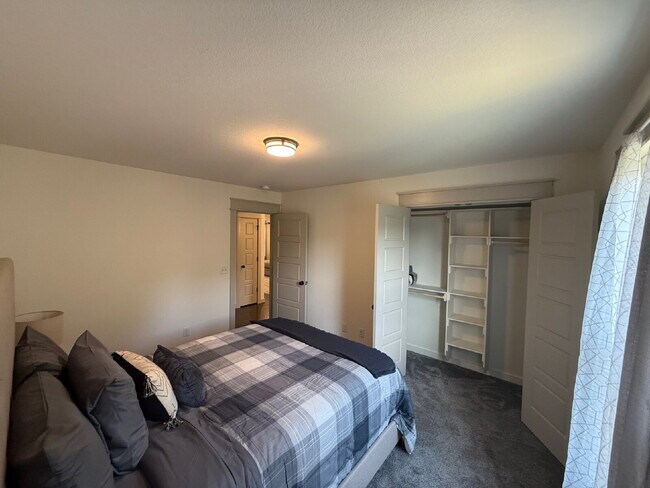Building Photo - Charming Furnished 3-Bedroom 2 Bath Home i...