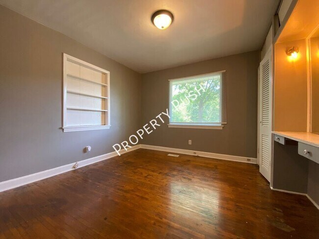 Building Photo - 1503 Pin Oak Dr