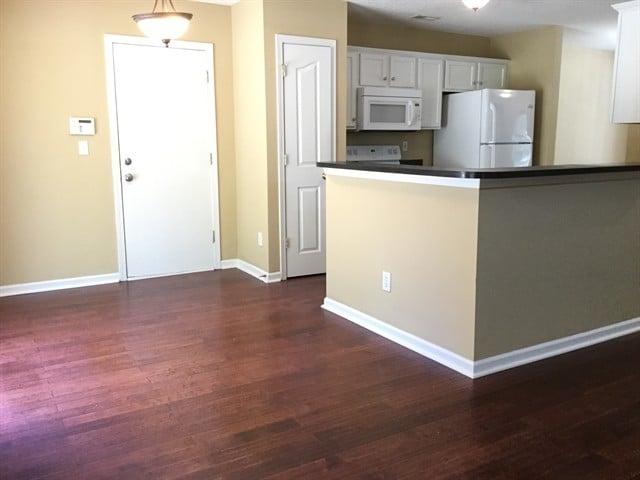 Building Photo - 8100 Chatham Oaks Dr