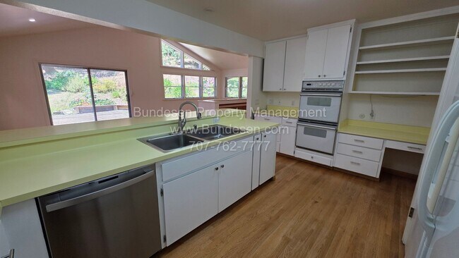 Building Photo - 5 Oak Forest Rd