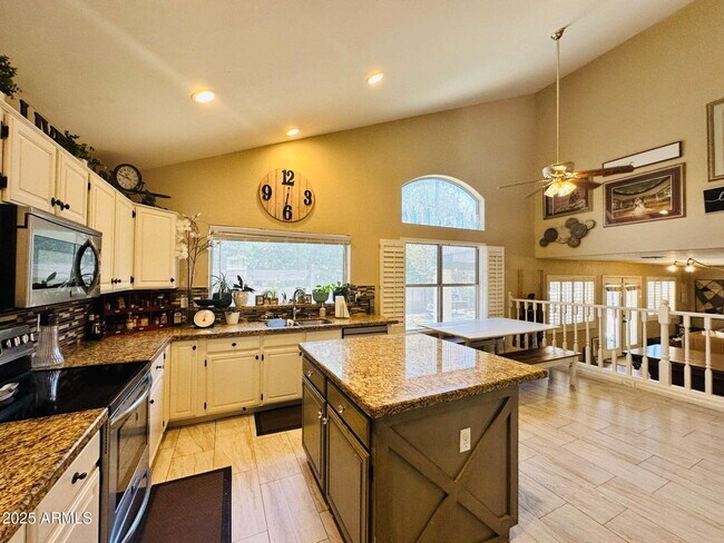 Building Photo - 727 W Mendoza Cir