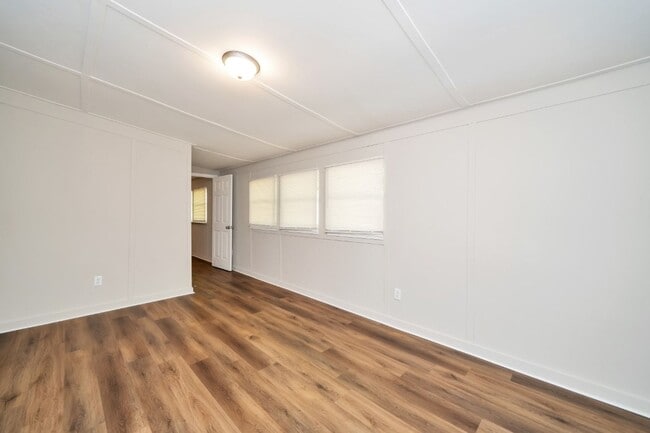 Building Photo - Newly Renovated 4BR Home- Move in Ready!