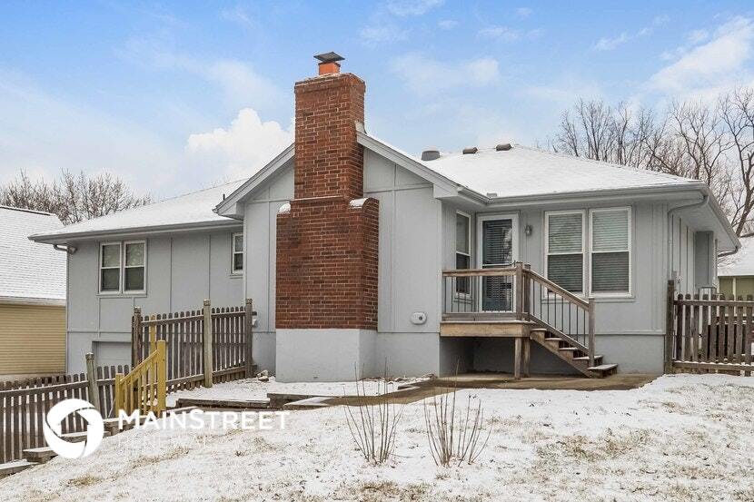 Building Photo - 905 NW Delwood Dr