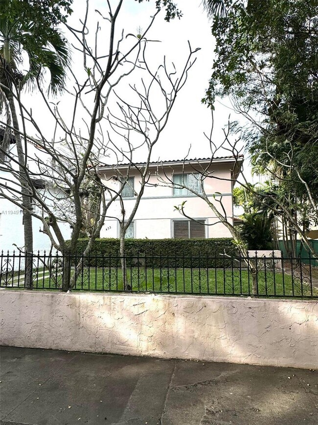 Building Photo - 433 Santander Ave