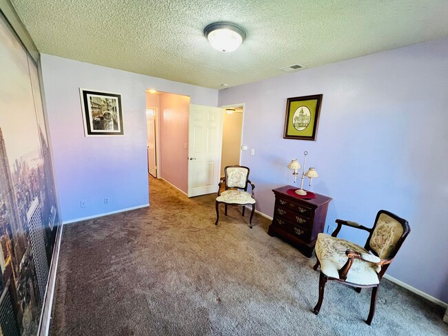 Building Photo - Inviting Gated Community Townhome—Jess Ran...
