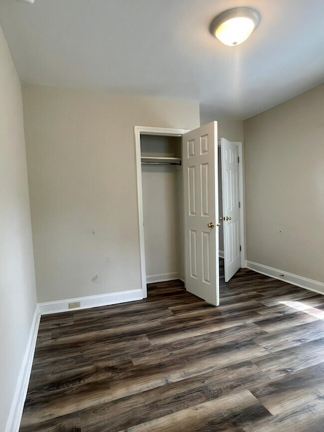 Building Photo - 2-bedroom 1 Bathroom