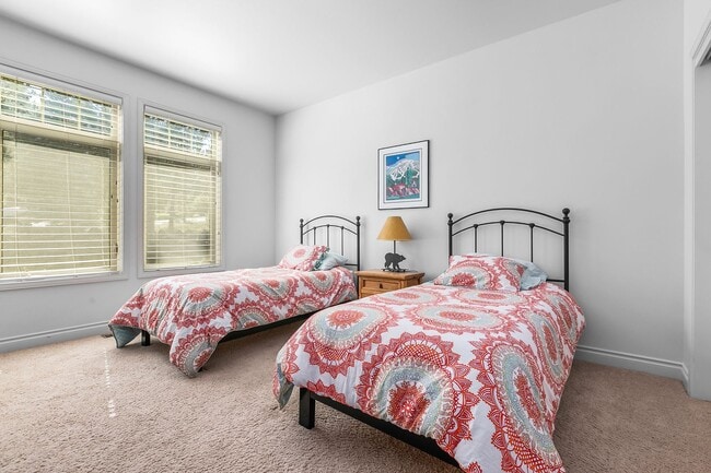 Building Photo - Single Level Gorgeous Awbrey Glen home!