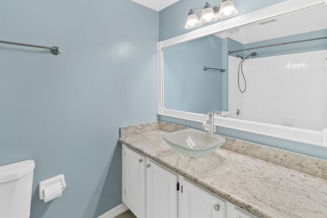 Building Photo - Luxurious 1 Bed / 1 Bath Condo in The Link...