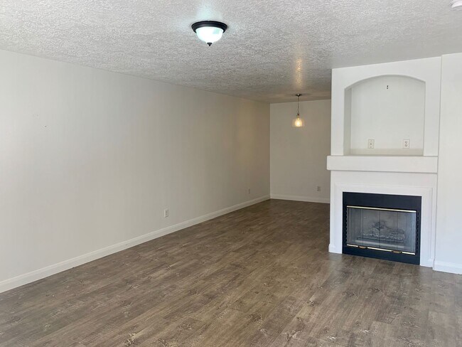Building Photo - 2 Bed Townhome