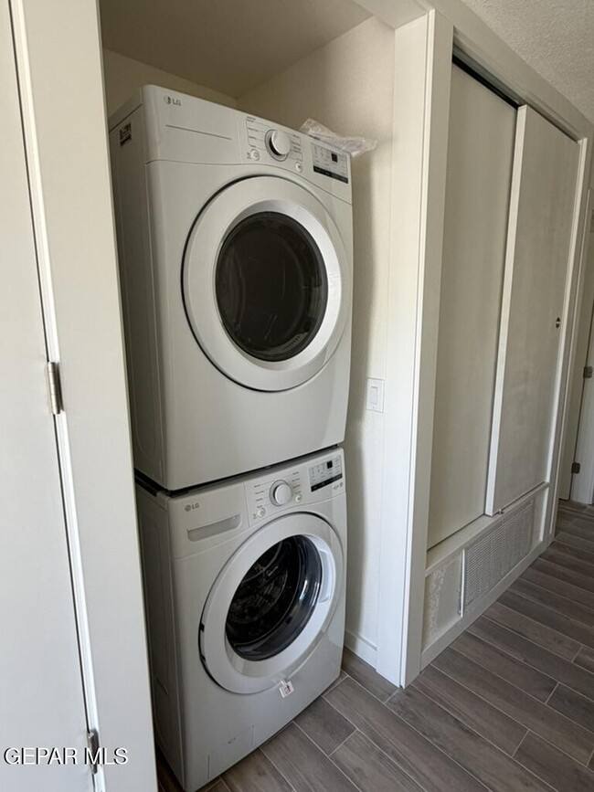 Building Photo - 102 Chama Ln