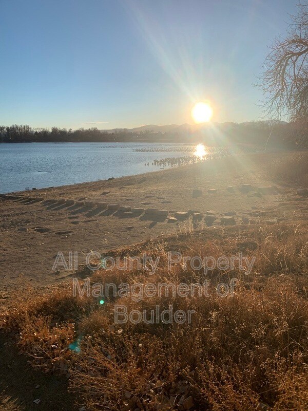 Building Photo - 727 Julian Cir