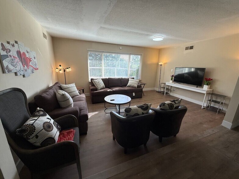 Building Photo - 647 Gartel Dr