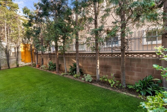 Building Photo - Gorgeous 3+3 Private Single Family Townhou...