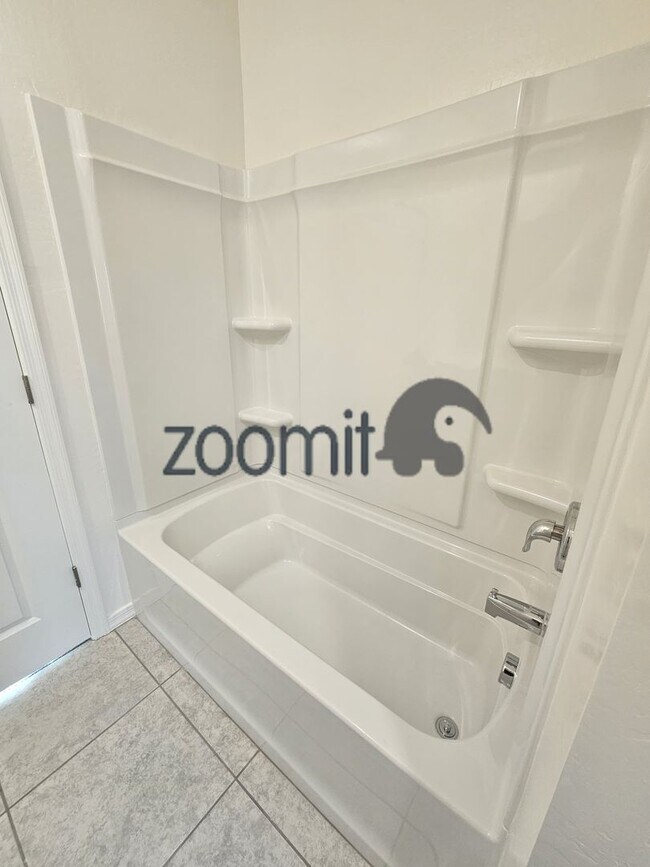 Building Photo - BEAUTIFUL HOME 4 BEDROOMS 3 BATHS!