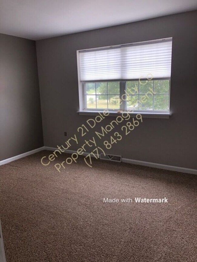 Building Photo - 3 BR, 1.5 Baths, 1 car garage Dover PA