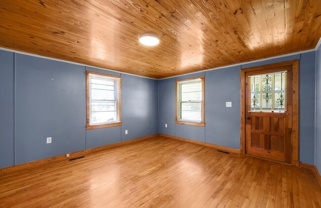 Building Photo - Family Friendly 2-bedroom Home