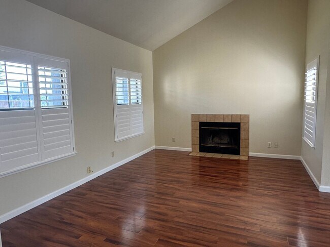 Building Photo - Roseville home with new carpet, paint, & shutters. Landscaper included!