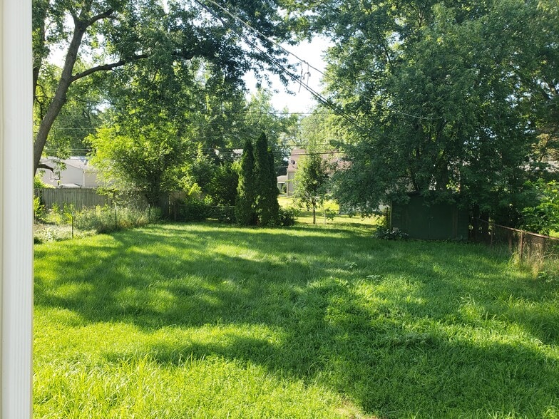 Building Photo - 2020 Midway Dr