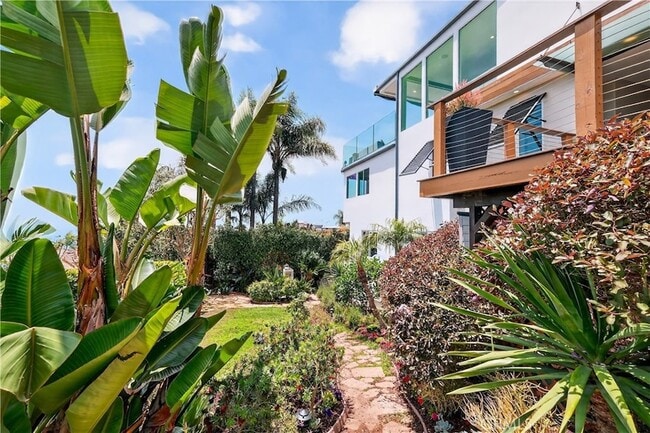 Building Photo - 855 Santa Ana St