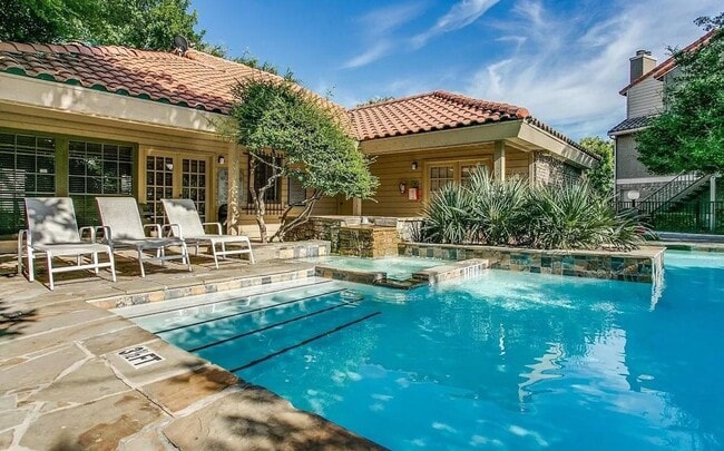 Building Photo - 2 Bedroom Townhome by SMU with a Pool!