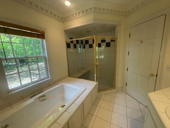 Building Photo - Private location overlooking Smiths Bay *2Bed*3bath