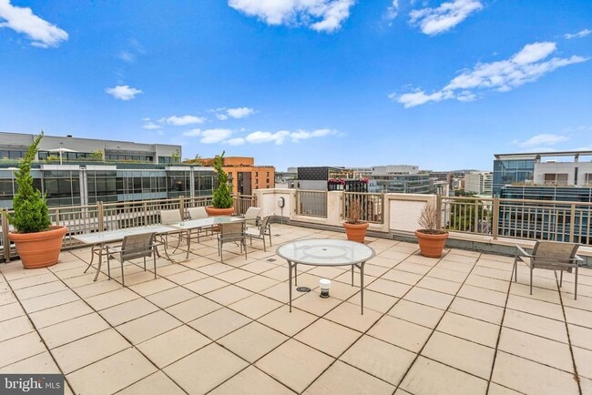 Building Photo - 1150 K St NW