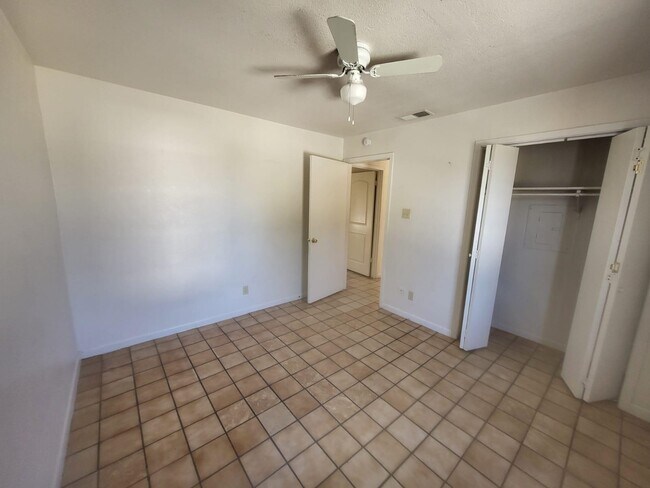 Building Photo - 2704 E Kearney St