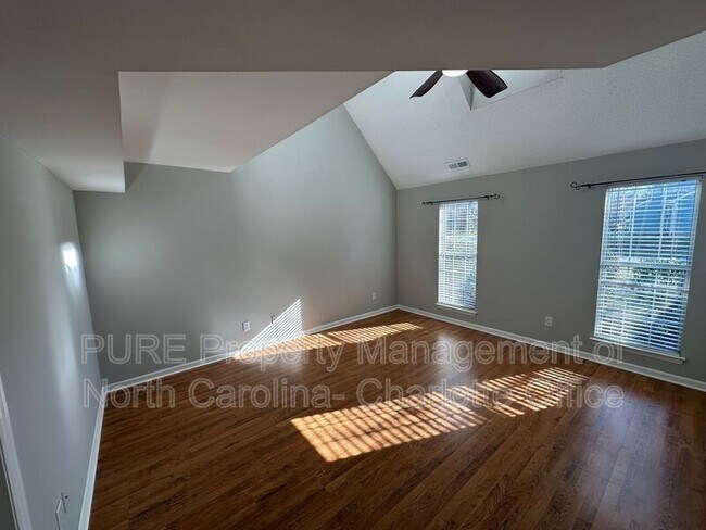 Building Photo - 12115 Landing Green Dr