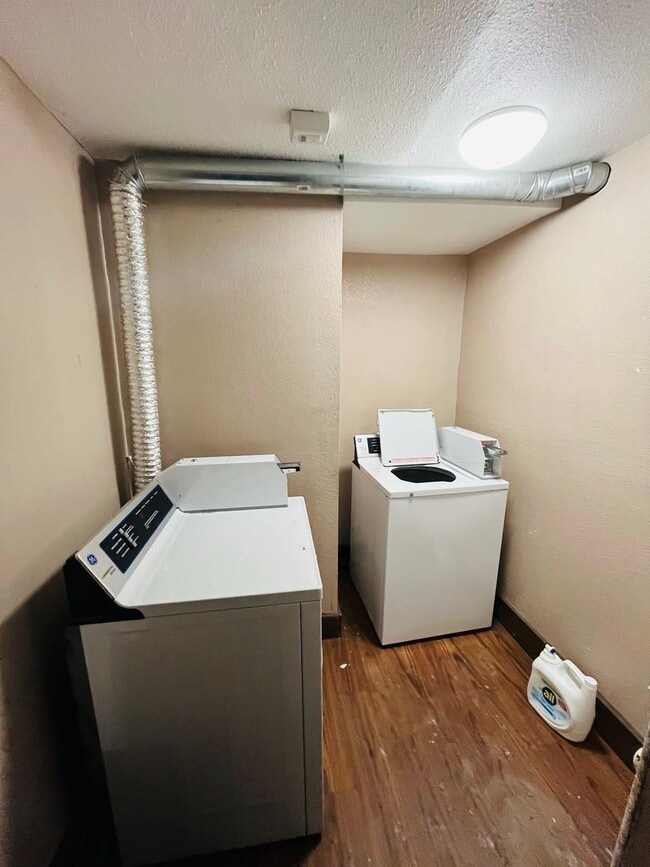 Building Photo - 2 Bed - 1 Bath Beautiful Apartment in Center Square, Albany.