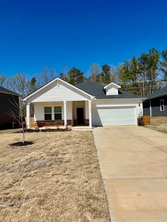 Building Photo - 3 BR, 2 BA with Fenced Yard and Fantastic Amenities!