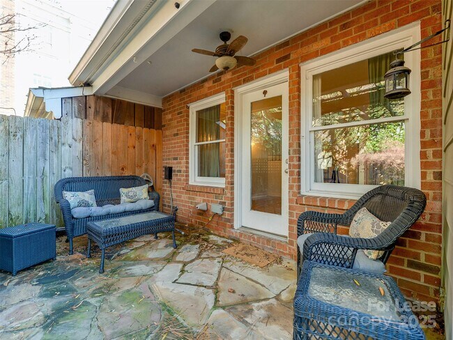 Building Photo - 527 Hawthorne Ln