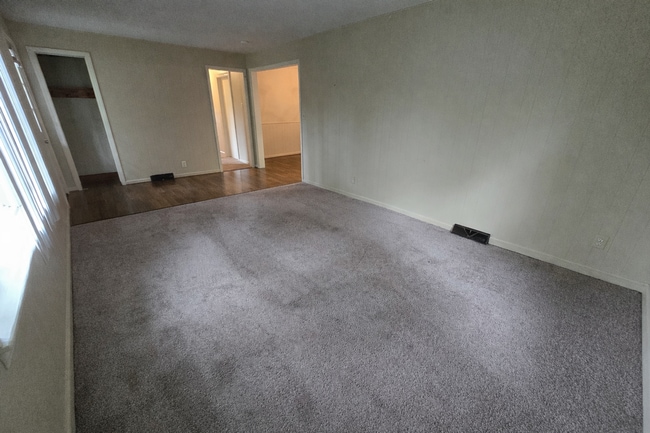 Building Photo - Charming Ranch Right Off W King Street!