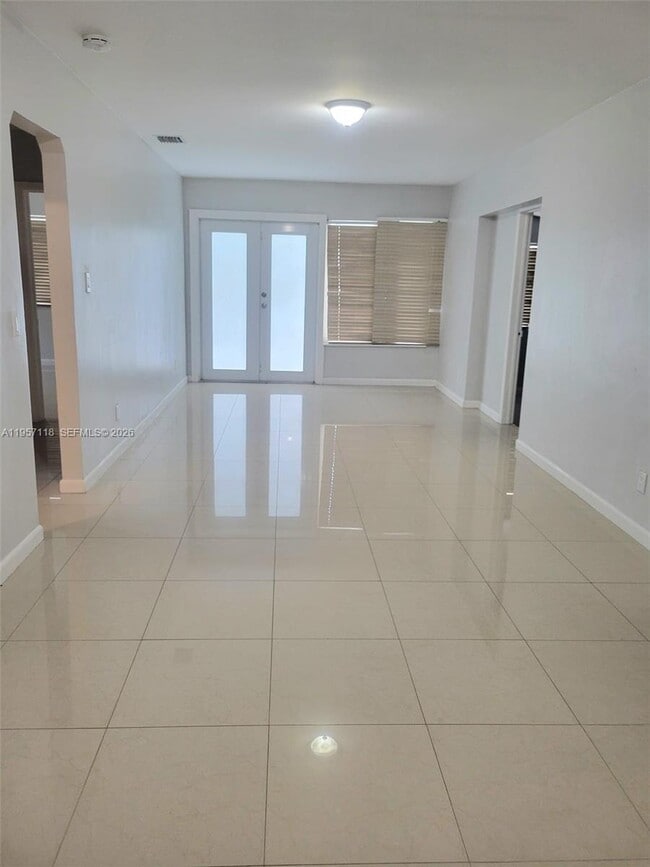 Building Photo - 1155 NE 113th St